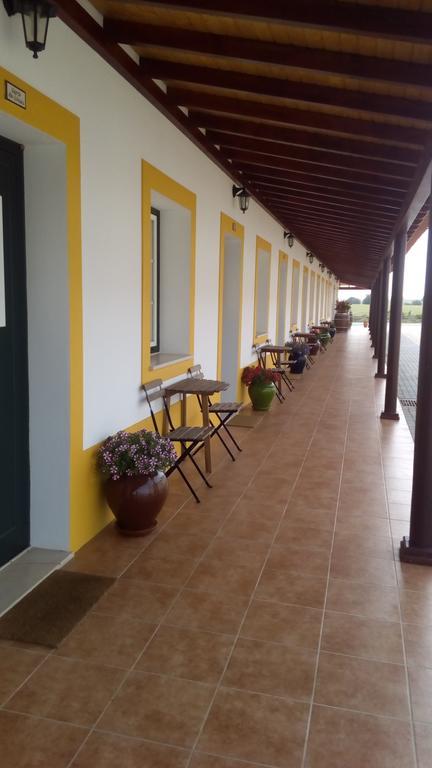 Gasthaus Agro-Turismo Do Roxo Ervidel Exterior foto